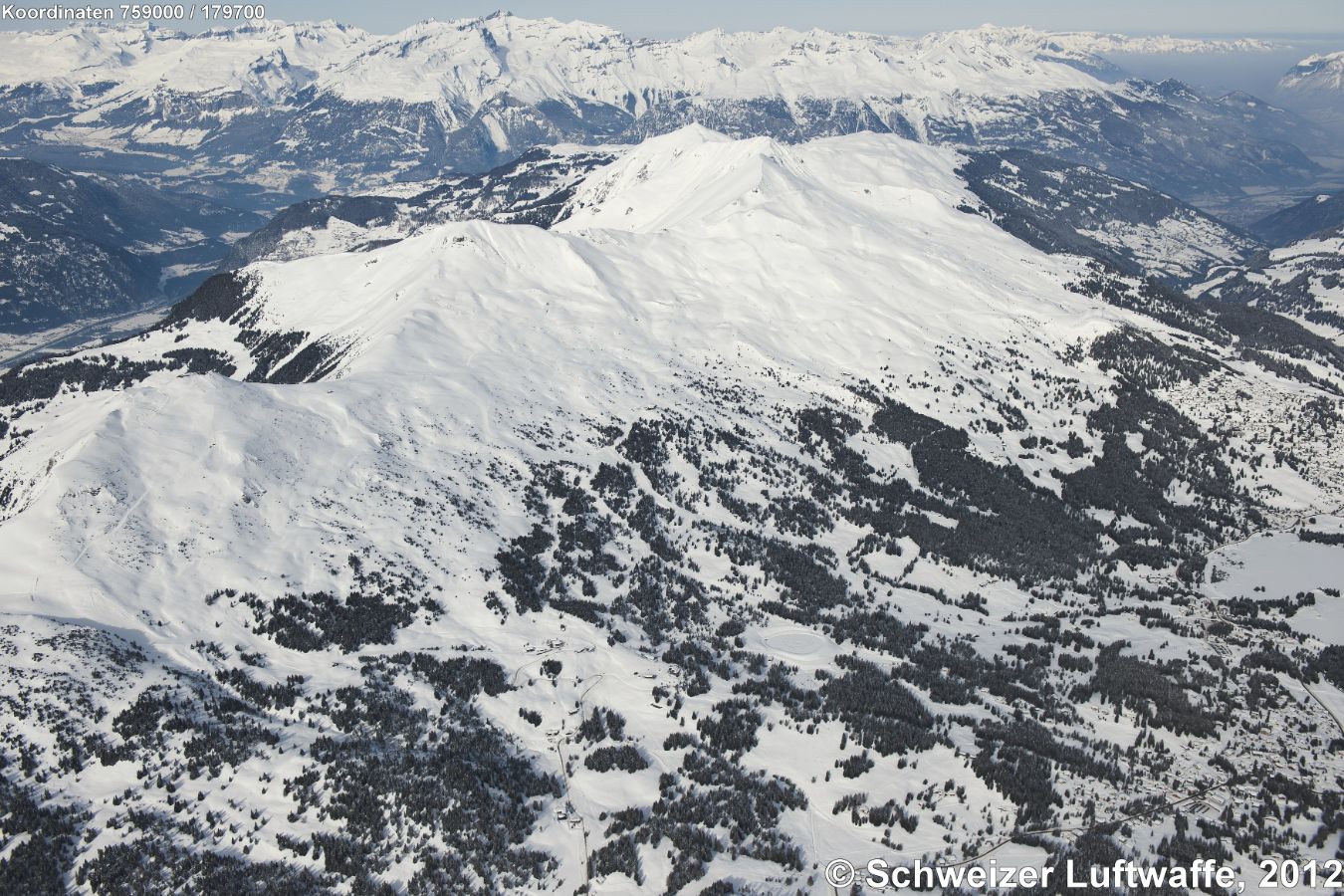 Blickrichtung Nord: rechts: Lenzerheide - Heidsee - Valbella mit Blick ins Churer Rheintal (rechts oben im Bild). Skigebiete von S nach N: Piz Scalottas - Piz Danis - Piz Raschil (Stätzerhorn). Links im Bild Blick ins Hinterrheintal im Bereich Rothenbrunnen.